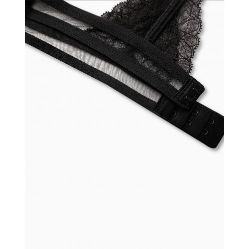  Lace Triangle <span style='filter: blur(2.5px);'>***</span>