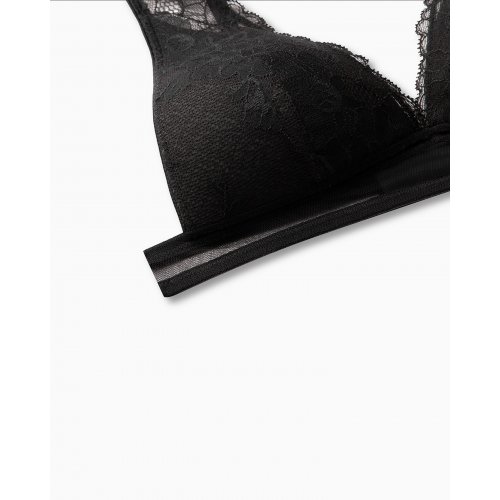  Lace Triangle <span style='filter: blur(2.5px);'>***</span>