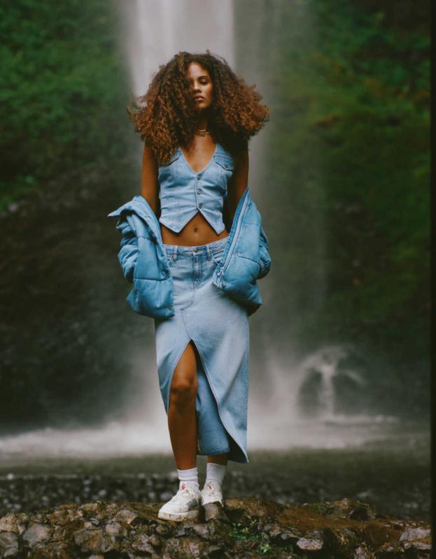 AE Dreamy Drape Low-Rise Denim Maxi Skirt - Medium Wash, 2 