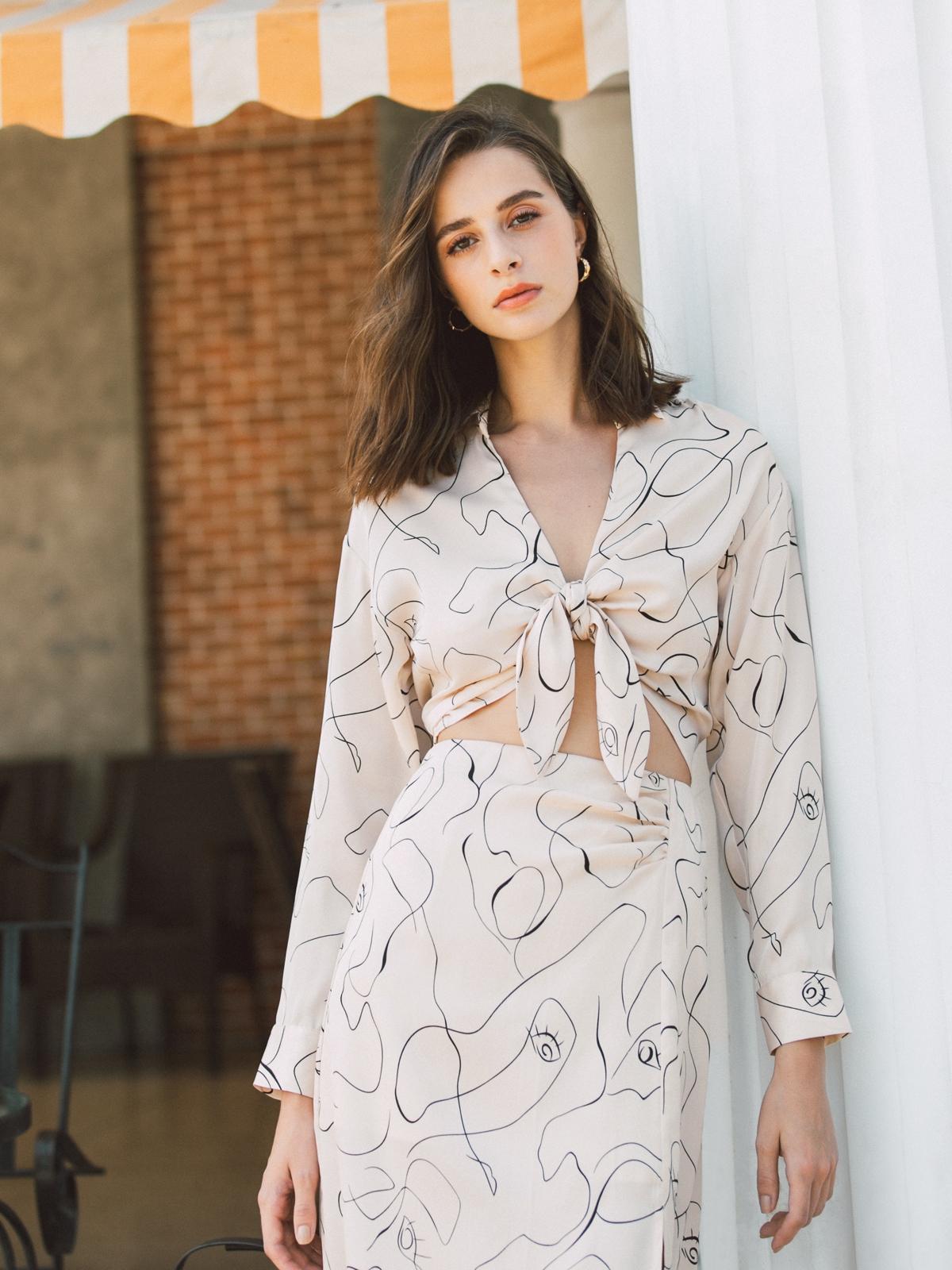 Abstract Face Print Knotted Shirt - Cream